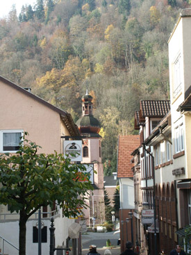 Schramberger Straße mit Kirche St. Maria im Hintergrund